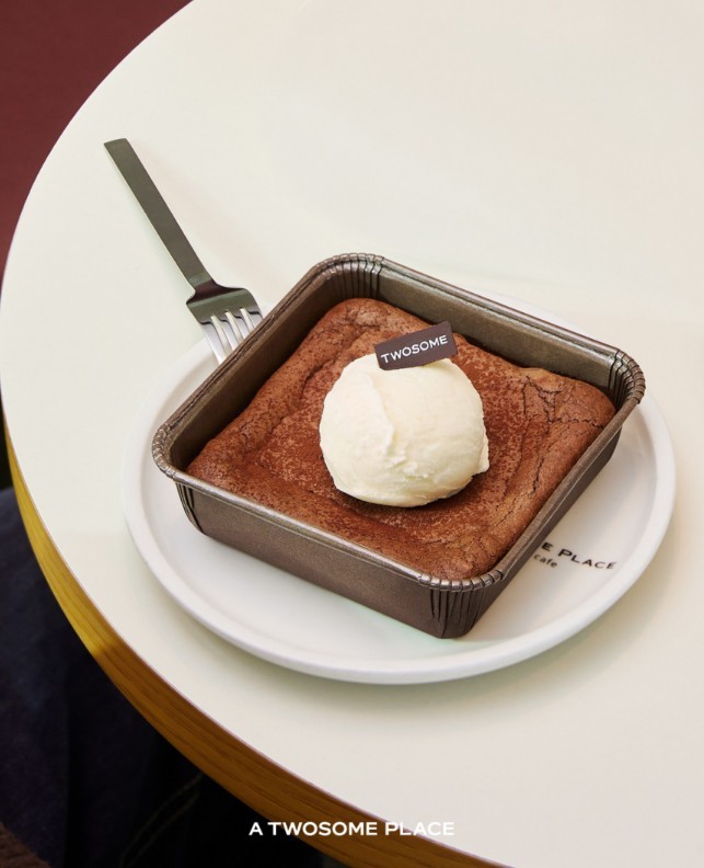 진한 초콜릿 브라우니 출시…일상형 디저트 라인업 강화 / 투썸플레이스 제공