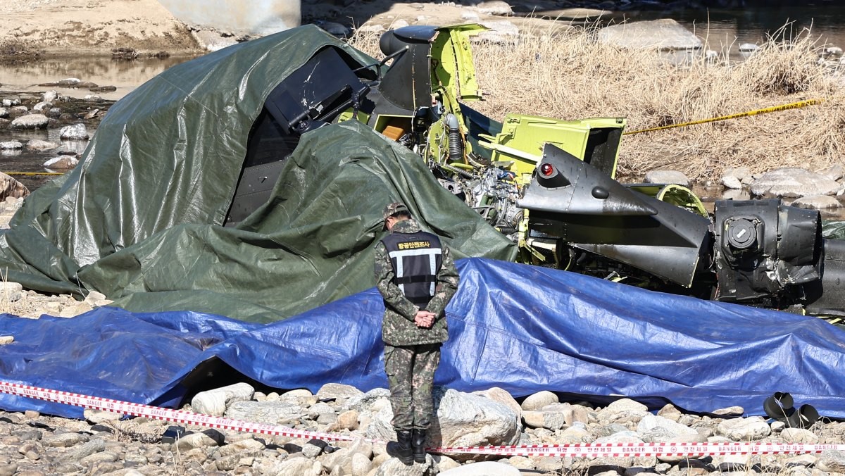 9일 경기 가평군 조정면 현리 군 헬기(코브라 AH-1S)가 추락해 현장에서 관계자들이 사고를 수습하고 있다. / 뉴스1