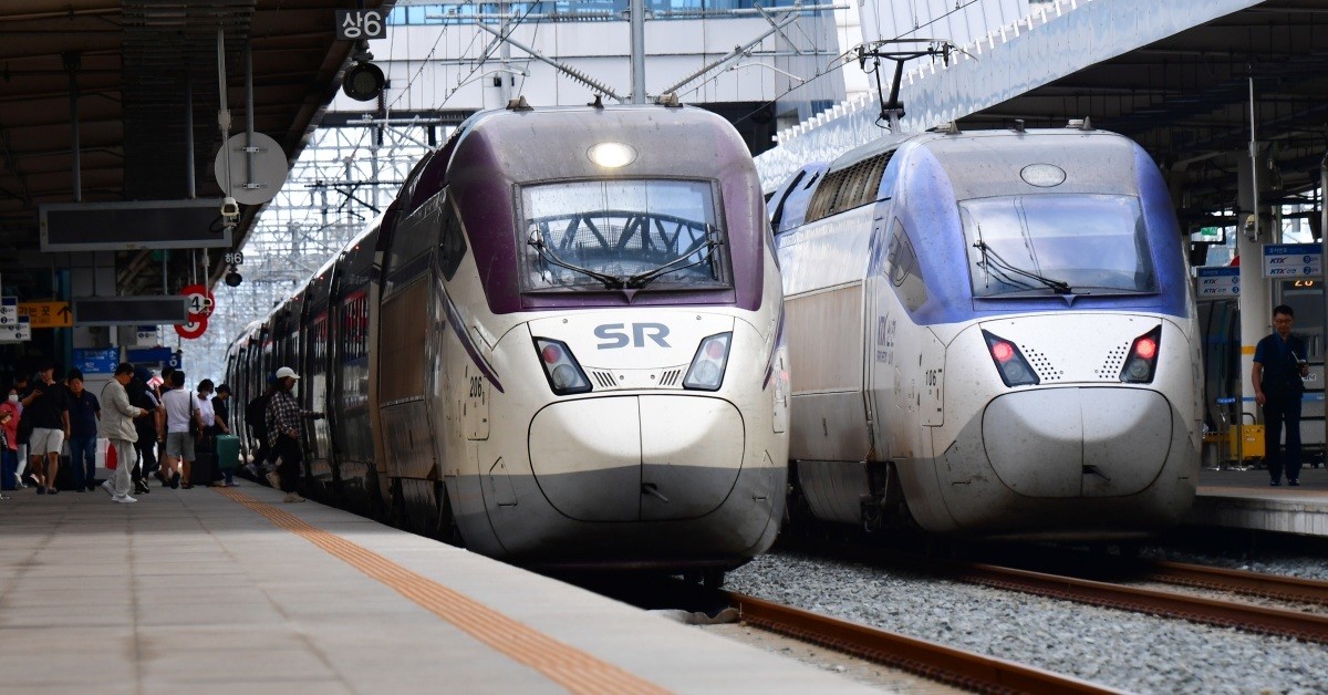 출발 기다리는 SRT와 KTX고속열차. 기사의 이해를 돕기 위한 사진 / 뉴스1