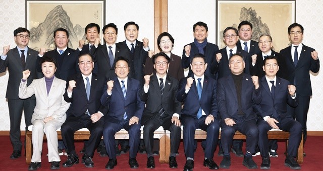 김영록 전라남도지사가 9일 강기정 광주광역시장, 민주당 광주·전남 국회의원들과 함께 국무총리 공관에서 김민석 총리와 긴급 면담을 하고 기념촬영을 하고 있다. (국무총리실 제공)