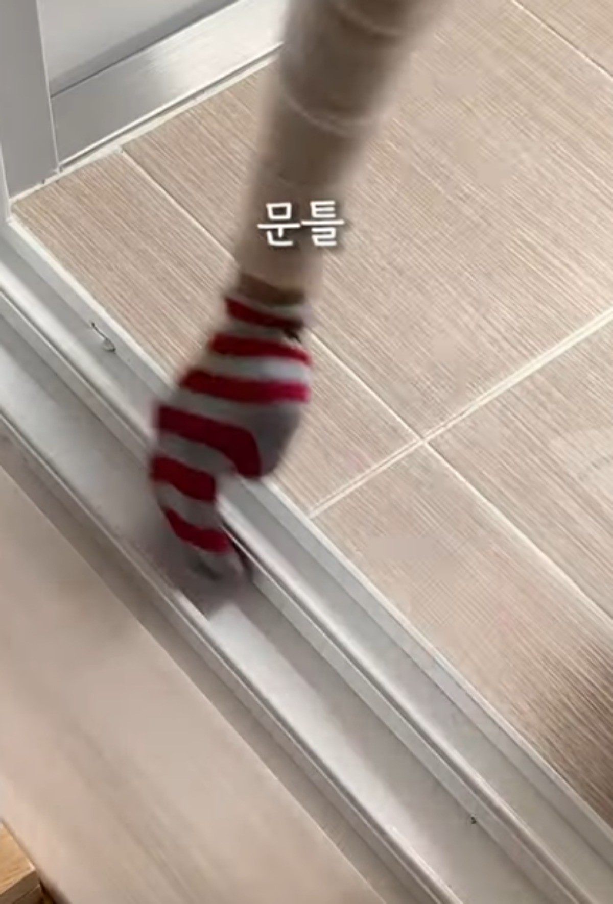 양말을 손에 끼워 문틀을 청소하는 모습 / 유튜브 '살구홈'