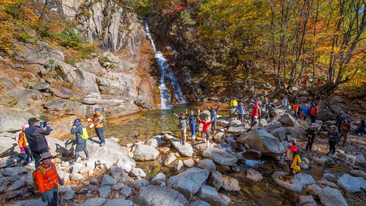 강원도 고성군에서 열린 설악산 울산바위(말굽폭포) 탐방행사에서 주민과 관광객들이 미시령터널 휴게소~말굽폭포 구간을 지나고 있다. 기사의 이해를 돕기 위한 사진. / 고성군 제공, 뉴스1