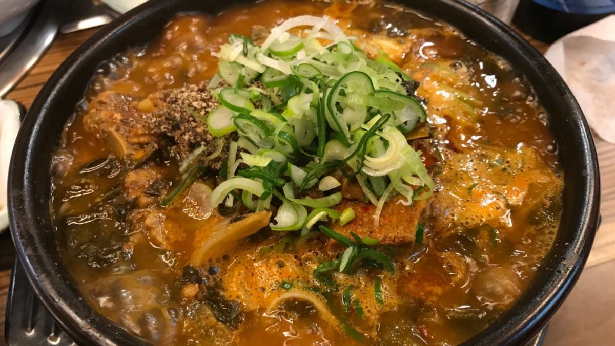 감자탕 / Raina Kim-shutterstock.com