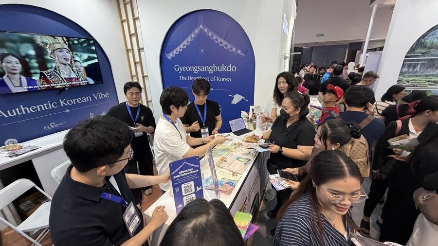 현지 부스 방문객 모습/공사