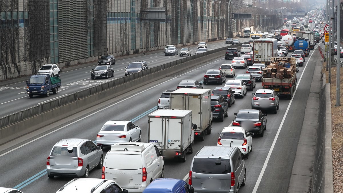 서울 서초구 경부고속도로 잠원IC 부근 부산방향이 정체를 보이고 있다. 기사의 이해를 돕기 위한 사진 / 뉴스1