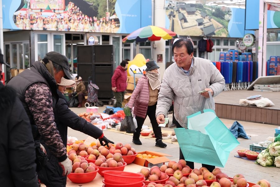 안문길 경산시의회 의장이 10일 경산공설시장을 찾아 물품을 둘러보고 있다.  / 경산시의회 제공