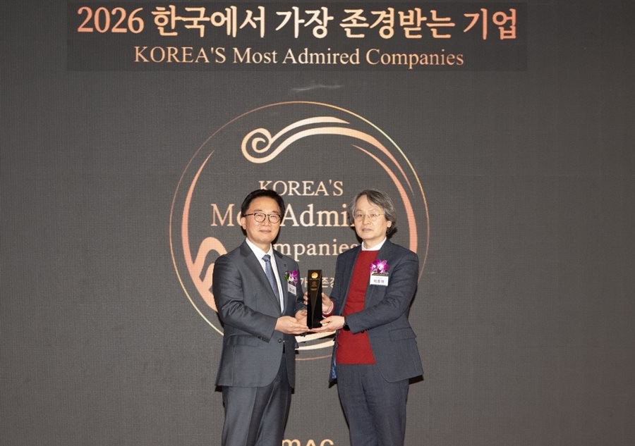 10일 2026년 한국에서 가장 존경받는 기업 인증식에서 박종백 영진전문대 부총장(오른쪽)이 인증패를 수여받고 한수희 KMAC 대표이사와 기념촬영을 하고 있다.  / 영진전문대 제공