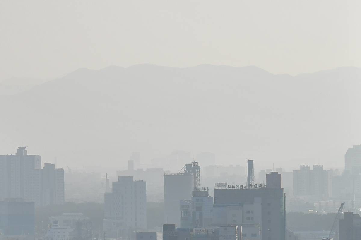 희뿌연 초미세먼지 / 뉴스1