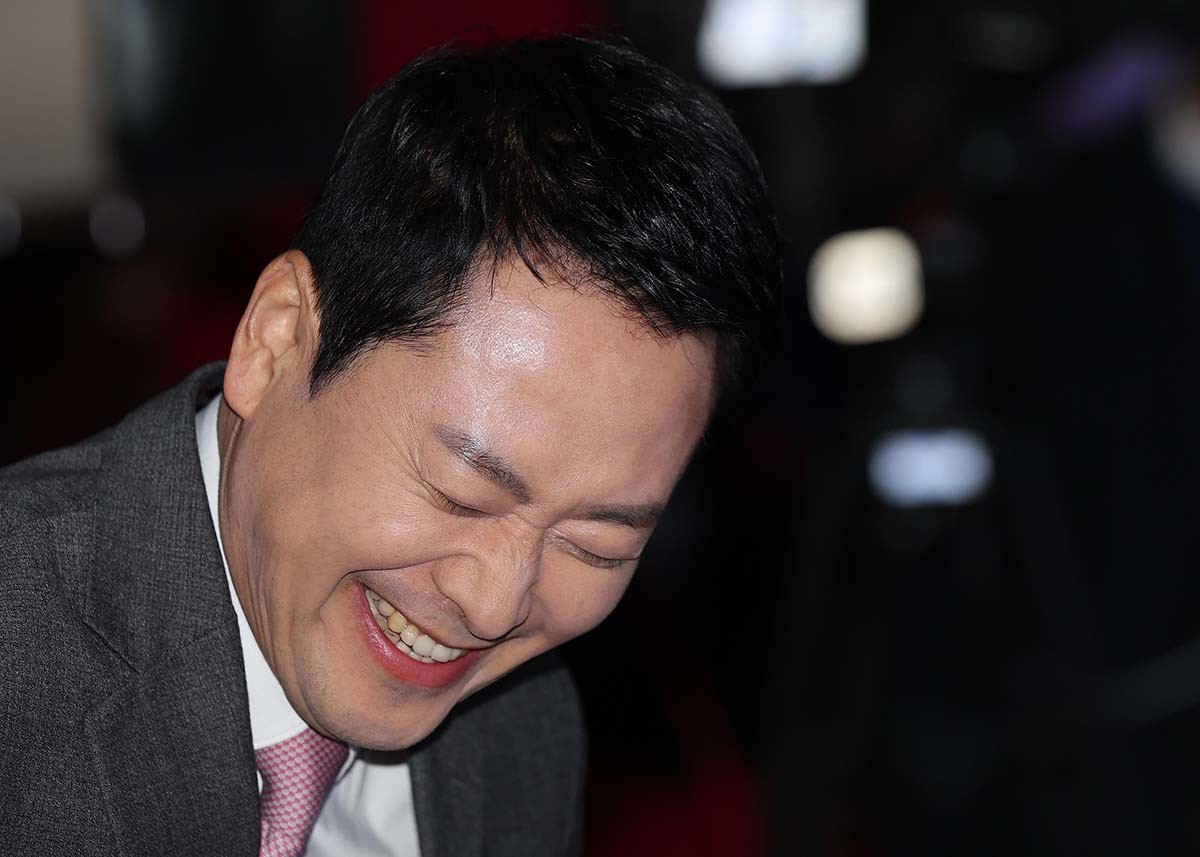 장동혁 국민의힘 대표가 9일 오후 서울 강서구 ASSA 아트홀에서 열린 '내일을 여는 시선, 일상에 스며드는 변화' 국민의힘 여성 정책 공모전 시상식에서 활짝 웃고 있다.  /뉴스1