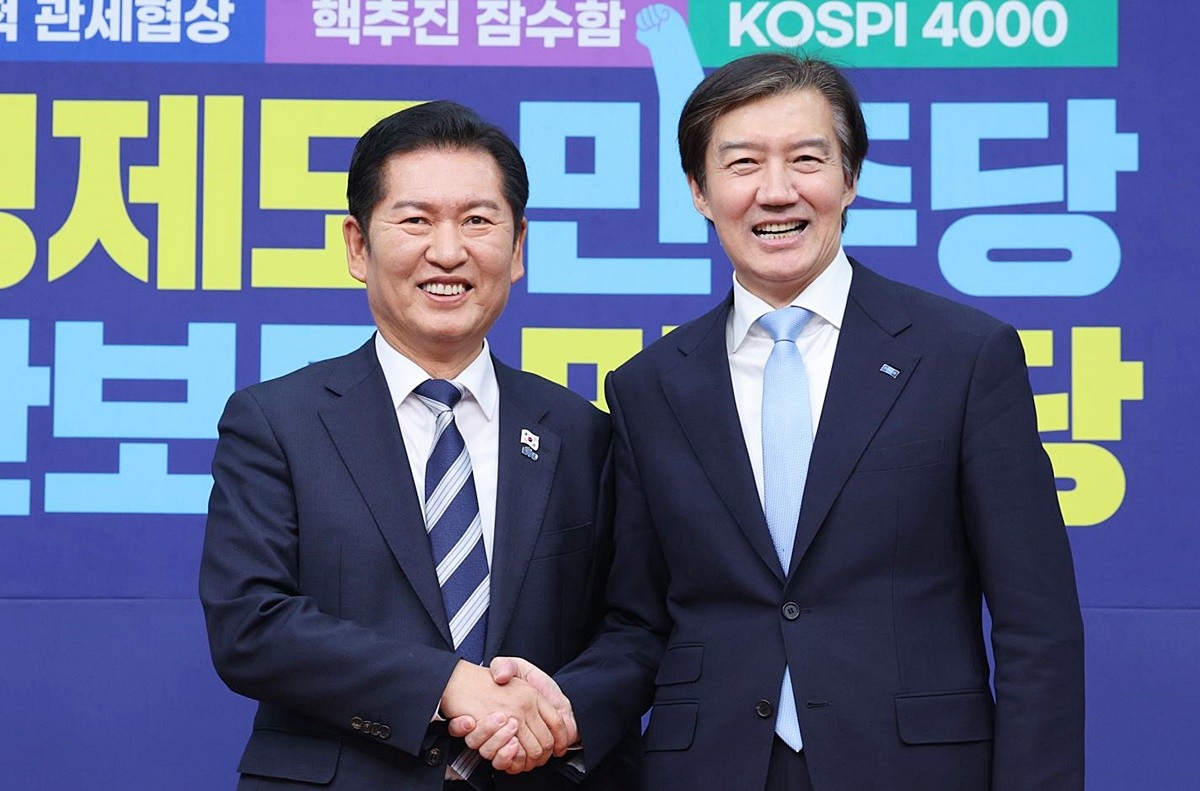 정청래 더불어민주당 대표(왼쪽)와 조국 조국혁신당 대표 자료 사진. 더불어민주당은 10일 서울 여의도 국회에서 의원총회를 열고 정청래 대표가 지난달 22일 조국혁신당에 제안한 '지방선거 전 합당 추진'이 사실상 어려워진 상황에 대해 공감대를 형성했다고 박수현 민주당 수석대변인이 브리핑을 통해 전했다.     / 뉴스1