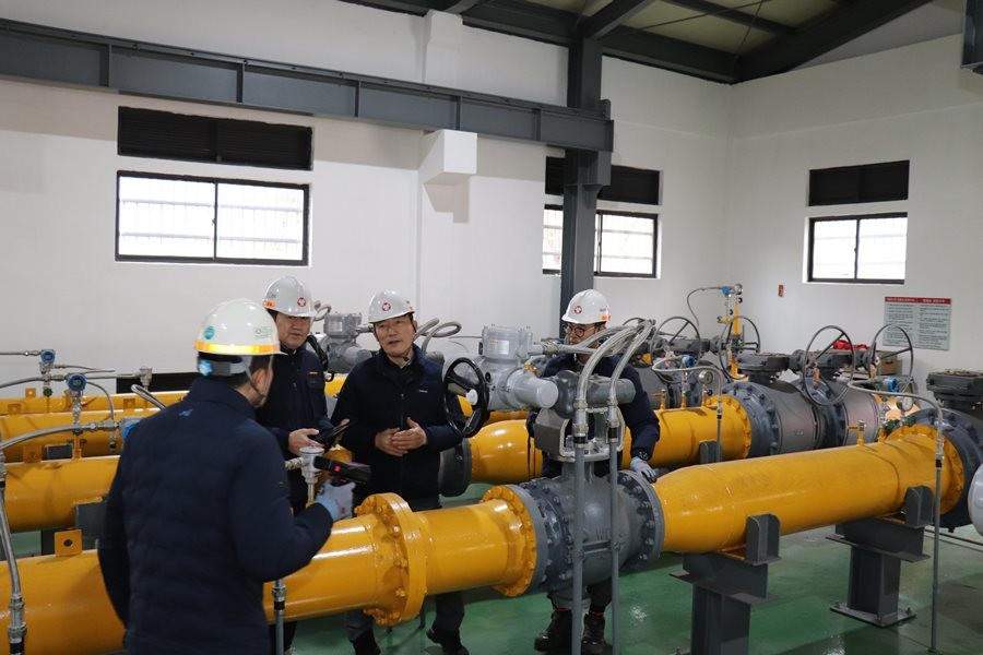 대성에너지㈜ 임직원들이 관음밸브기지에서 시설을 점검하고 있다. / 대성에너지㈜ 제공