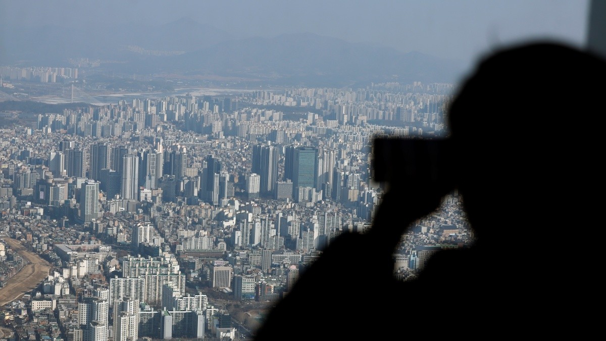 서울시 송파구 올림픽로 롯데 월드 타워 서울스카이 전망대에서 아파트 등 주택 단지가 보이고 있다.  / 뉴스1