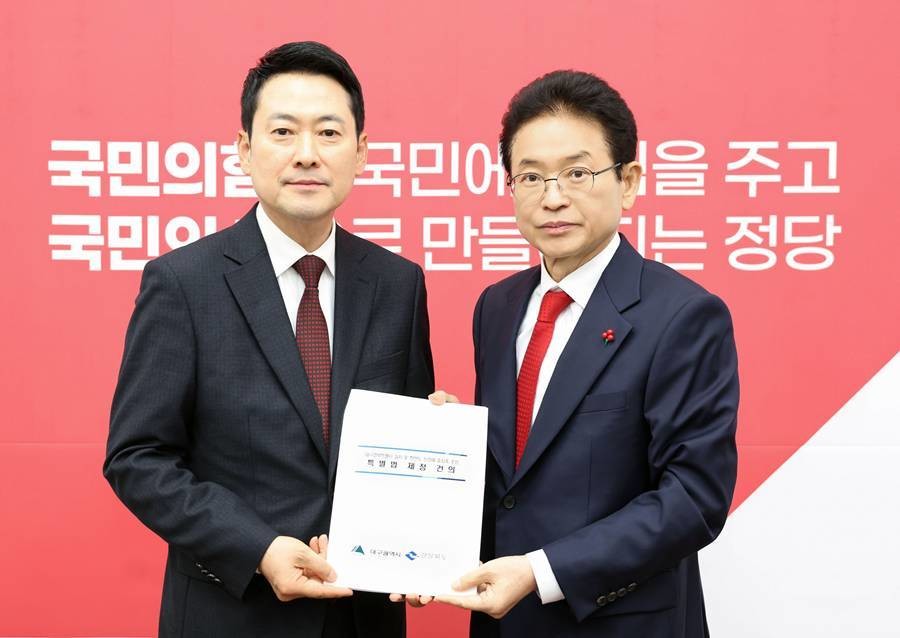 지난 2일 국민의힘 장동혁 대표를 만나 행정통합 특별법 제정을 건의하는 이철우 경북도지사/경북도