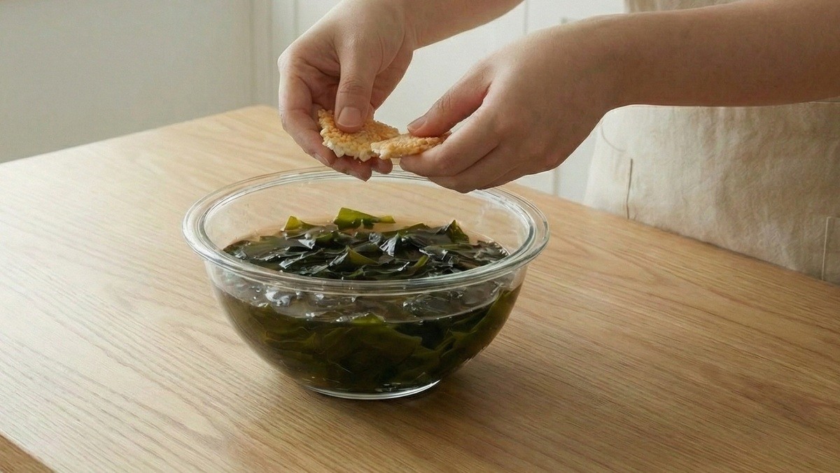 AI가 생성한 자료사진. 조리 시 불린 미역에 물을 붓고 끓이다 누룽지를 쪼개 넣어주면 된다.