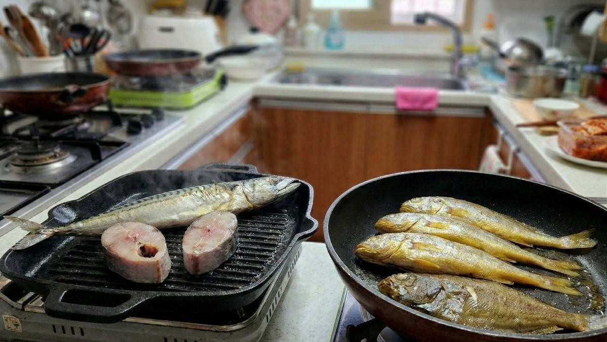 생선 굽는 모습 (AI로 제작됨)