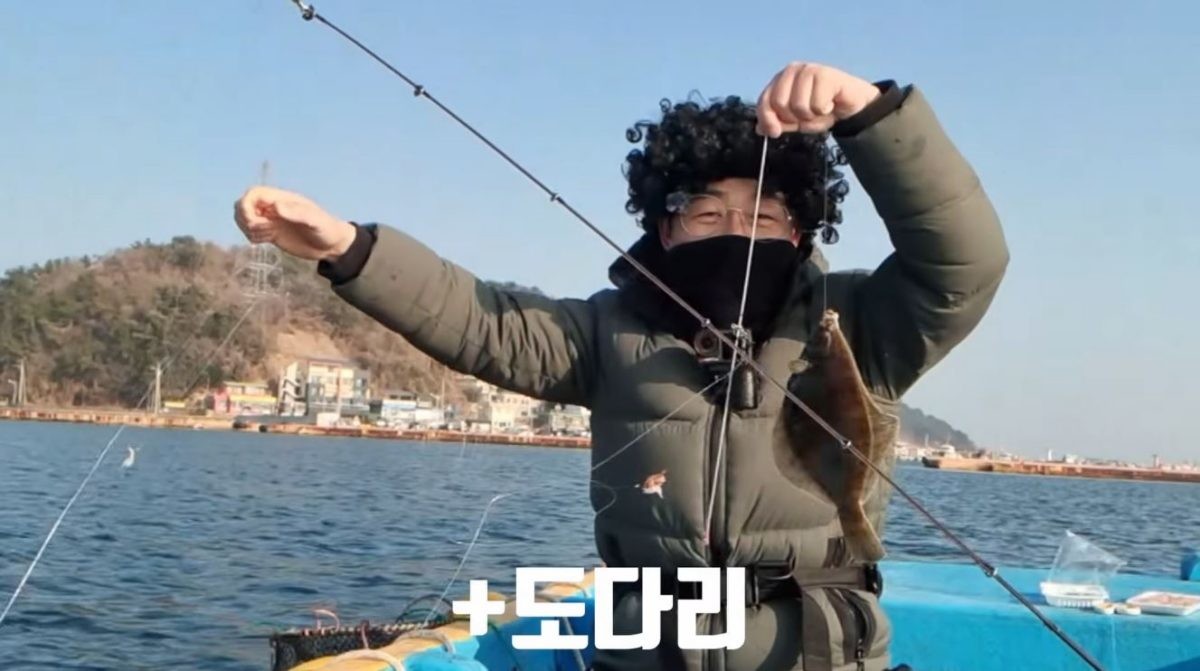 처음 잡힌 도다리. / 유튜브 '삐꾸TV pikku_tv'