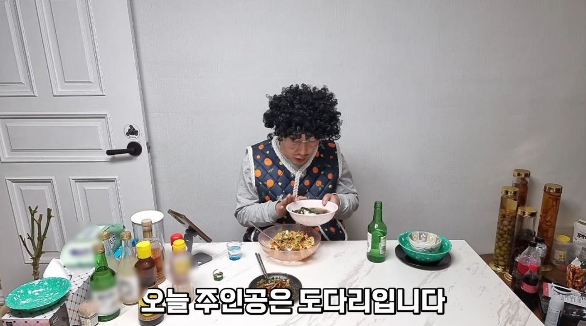 도라리 쑥국을 먹으려는 모습. / 유튜브 '삐꾸TV pikku_tv'