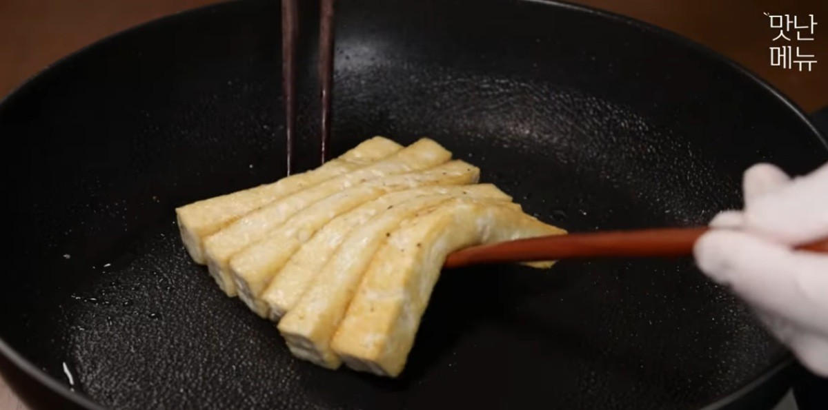 두부를 굽는 모습 / 유튜브 '맛난메뉴'
