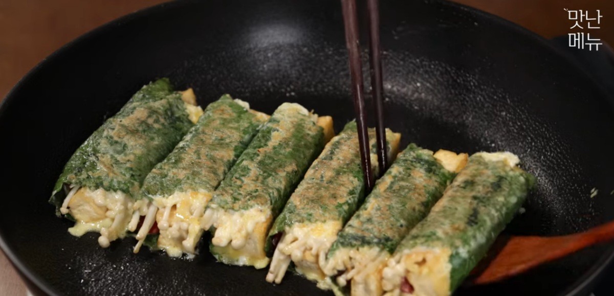 계란물을 묻혀 완성한 깻잎말이전 / 유튜브 '맛난메뉴'