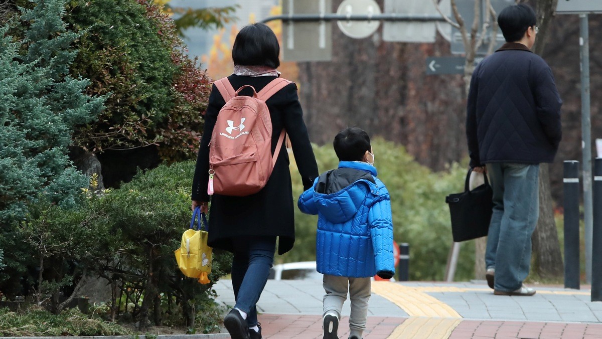 한 엄마와 아이가 서울시내 한 직장어린이집으로 향하고 있다./ 뉴스1