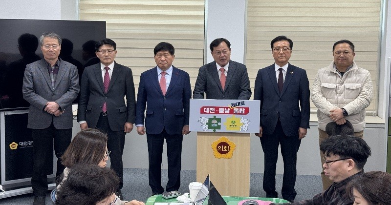 10일 대전시의회에서 기자 회견을 열고 대전·충남 행정 통합을 위한 주민 투표 실시를 행정안전부에 요구하고 있는 국민의힘 대전시당 서구 을 당협 양홍규 위원장, 충남 천안 병 당협 정도희 위원장, 충남도의회 홍성현 의장, 대전시당 이은권 위원장, 대전시의회 조원휘 의장, 대전 서구 갑 당협 조수연(왼쪽부터) 위원장./사진=김지연 기자