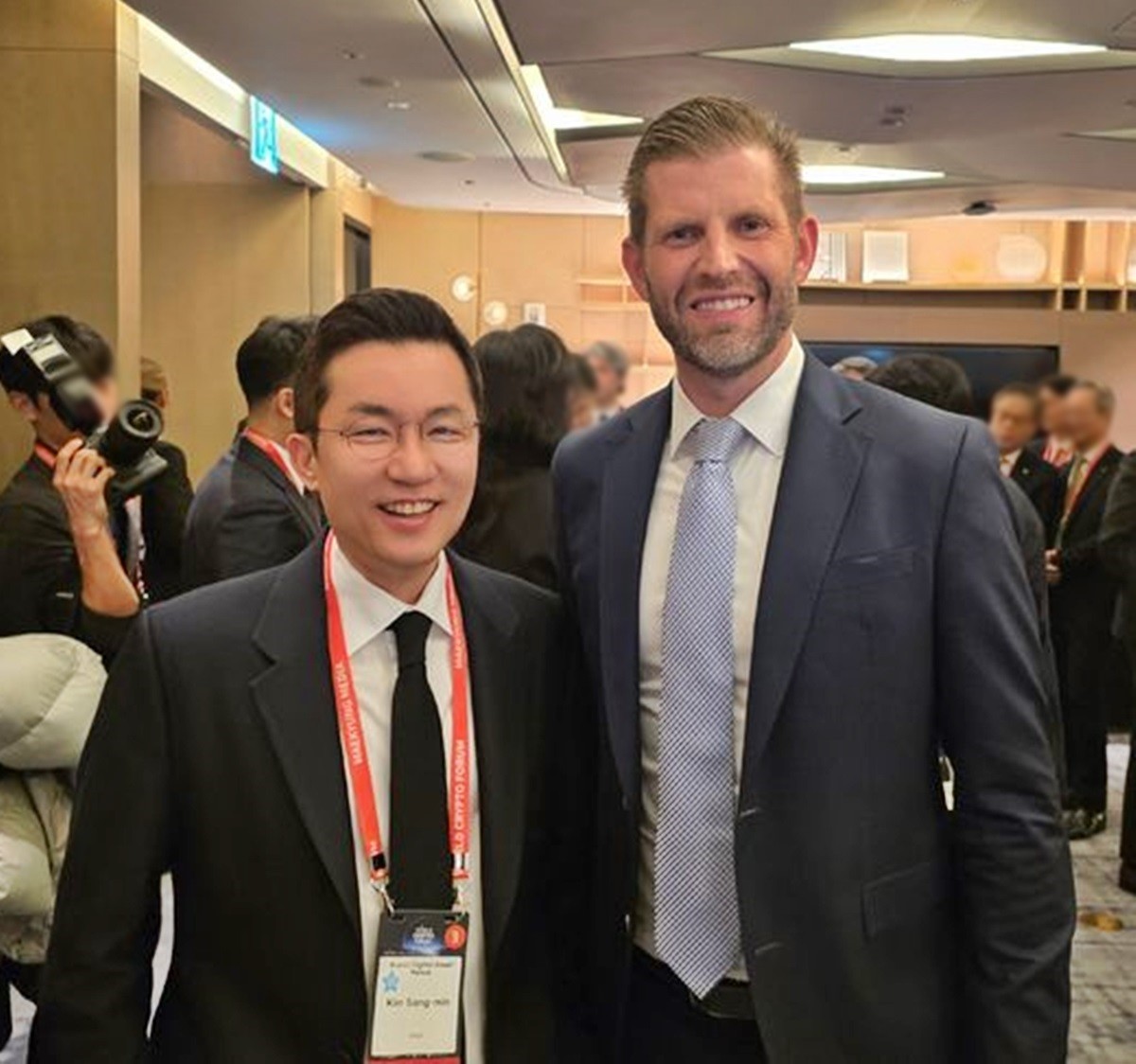 김상민 부산디지털자산거래소(왼쪽) 대표와 에릭 트럼프 월드리버티파이낸셜 공동창립자가 만나 기념촬영을 하고 있다. / 부산디지털자산거래소