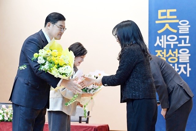 박상건 제 4대 이사장에게 직원들이 꽃다발을 전달하고 있다.