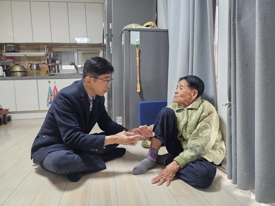 포항시는 설 명절을 앞둔 10일 경북 지역 유일의 일본군 위안부 피해 생존자인 박모(98) 어르신 자택을 방문해 깊은 위로와 감사의 마음을 전했다./포항시