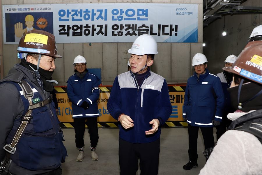 송치영 사장이 구일역 지식한업센터 신축공사 현장에서 직원들을 격려하고 있다 / 포스코이앤씨 제공