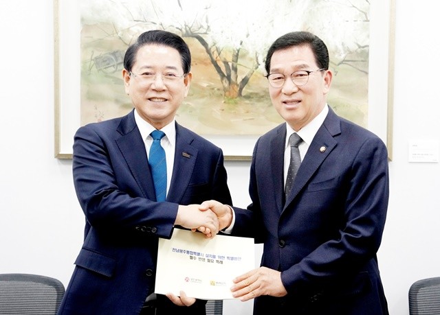 김영록 전라남도지사가 10일 서울 국회에서 신정훈 국회 행안위원장과 면담을 갖고 전남광주행정통합 특별법 필수 특례 반영 방안 협의를 위한 협조를 요청하고 있다.