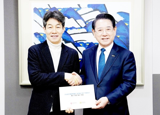 김영록 전라남도지사가 10일 서울 국회에서 윤건영 국회 법안1소위원장과 면담을 갖고 전남광주행정통합 특별법 필수 특례 반영 방안 협의를 위한 협조를 요청하고 있다.