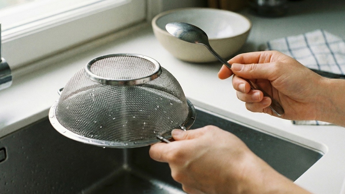 기사를 바탕으로 AI가 생성한 자료사진. 숟가락은 식사 시간 외에도 일상 생활 곳곳에서 활용할 수 있다.