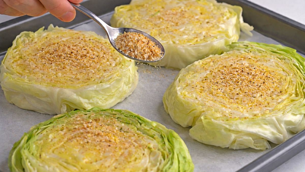 '양배추 한 통을 네 등분 한 뒤 이 가루를...' 기사 내용 토대로 AI툴 활용해 제작한 자료사진.