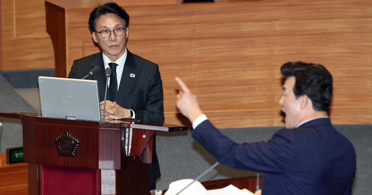 10일 서울 여의도 국회에서 열린 제432회 국회(임시회) 경제에 관한 대정부 질문에서 윤영석 국민의힘 의원(우)이 김민석 국무총리에게 질의 중 의원들을 향해 항의하고 있다 / 뉴스1