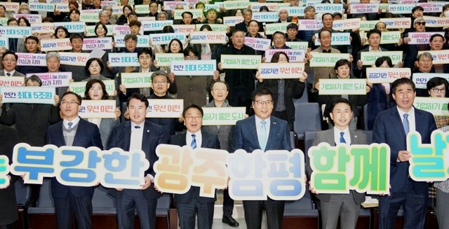 강기정 광주광역시장이 10일 오전 함평군 엑스포공원 주제영상관에서 열린 ‘광주전남 통합 함평군 상생토크’에 참석해 참석자들과 함께 기념촬영을 하고 있다. /광주광역시 제공