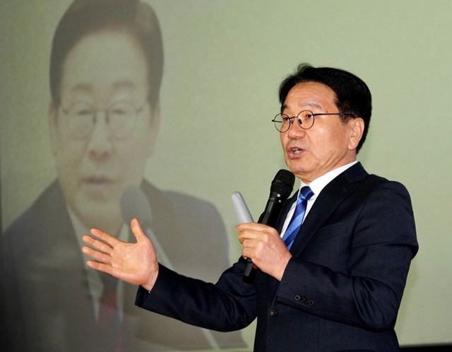 강기정 광주광역시장이 10일 오전 함평군 엑스포공원 주제영상관에서 열린 ‘광주전남 통합 함평군 상생토크’에 참석해 통합 추진배경과 함평의 발전 전략을 공유하고 있다. /광주광역시 제공