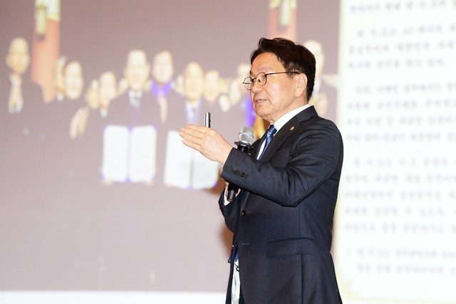 강기정 광주광역시장이 10일 오후 시청 대회의실에서 열린 광주전남 통합 시민공청회에 참석하여 참석자들과 함께 기념촬영을 한 후 광주 전남 통합 추진경과를 설명하고 있다. /광주광역시 제공