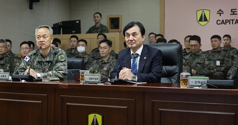 안규백 국방부장관이 육군 수도방위사령부를 방문해 임무수행 현황을 보고 받고 있다.  / 뉴스1