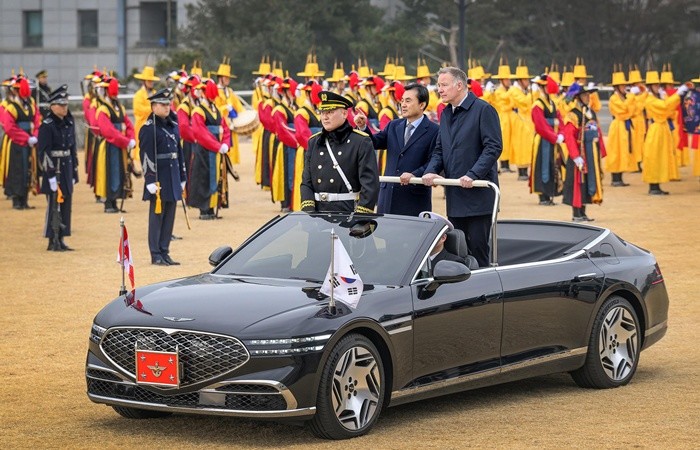 안규백 국방부 장관과 스티븐 퓨어 캐나다 국방조달 특임장관이 국방부 연병장에서 열린 의장행사에서 사열을 하고 있다. / 뉴스1