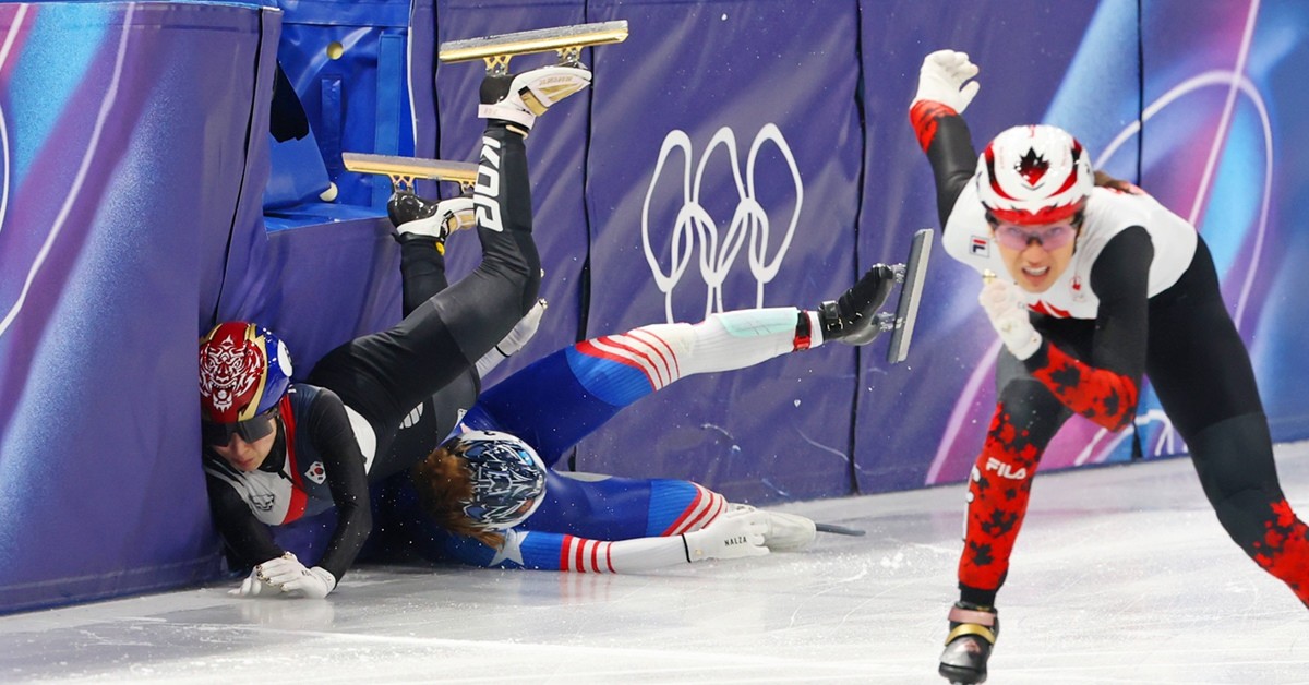 10일(현지시간) 이탈리아 밀라노 아이스스케이팅 아레나에서 열린 2026 밀라노ㆍ코르티나담페초 동계올림픽 쇼트트랙 혼성계주 준결승에서 한국 김길리가 미국 선수에 의해 넘어지고 있다. / 연합뉴스