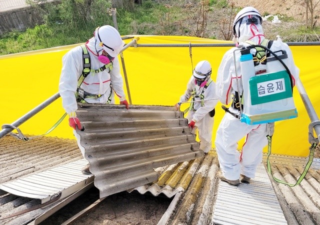 전문 업체에서 슬레이트 지붕을 철거하고 있다. 장성군 제공