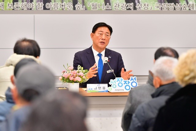 김한종 장성군수가 '군민과의 대화' 중 질문에 답하고 있다. 장성군 제공