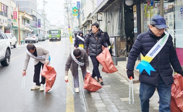 보성군은 10일 직원들과 기관단체가 설 명절을 앞두고 시가지 환경 정화를 추진했다