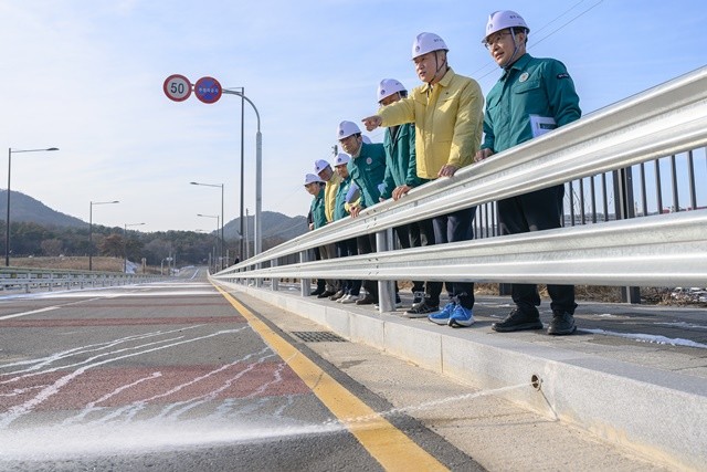 광주 서구는 9일 매월동 전평제와 남구 효천지구를 잇는 ‘매월~효천 도로’에서 개통을 앞두고 염수분사장치 시설 및 부속물 등을 살펴보며 현장점검을 실시했다. 광주 서구 제공