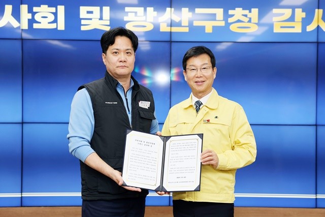 전국금속노동조합 금호타이어지회가 10일 광산구청을 방문해 지난해 광주공장 화재 위기 극복에 앞장서 준 광산구 공직자, 지역민들에 보답하는 의미로 ‘감사의 글’과 감사패를 박병규 광산구청장에게 전해 왔다.