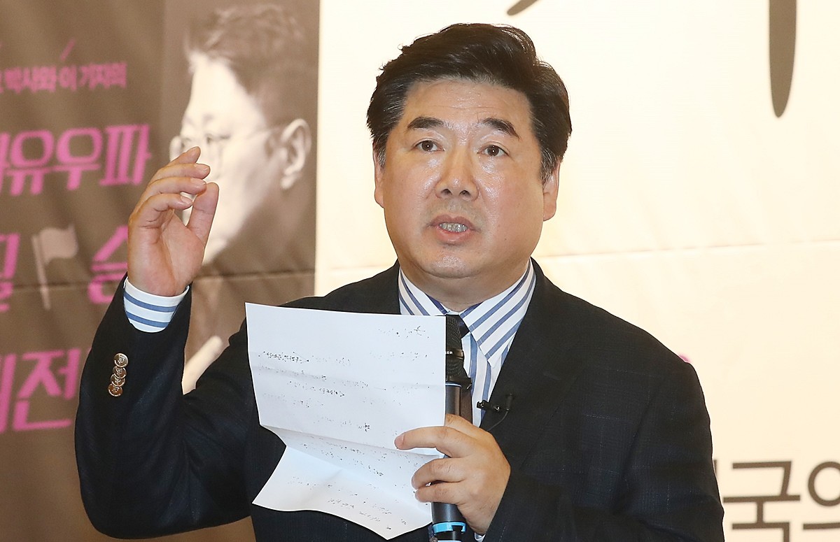 시사평론가 고성국 씨 자료 사진. 국민의힘 서울시당 윤리위원회는 '전두환 전 대통령 사진을 당사에 걸어야 한다'라는 주장을 했던 보수 유튜버 고성국 씨에 대해 10일 중징계인 '탈당 권유'를 의결했다. 국민의힘 서울시당 윤리위원회는 지난 10일 오후 회의를 열고 고성국 씨가 '민주화 운동의 역사를 부정함으로써 국민적 갈등을 첨예하게 조장했다'라며 이렇게 의결했다고 밝혔다. / 뉴스1