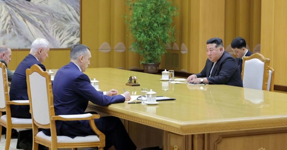 2024년 11월 30일 김정은 북한 노동당 총비서가 방북한 안드레이 벨로우소프 러시아 국방장관과 만난 모습.  / 평양 노동신문=뉴스1