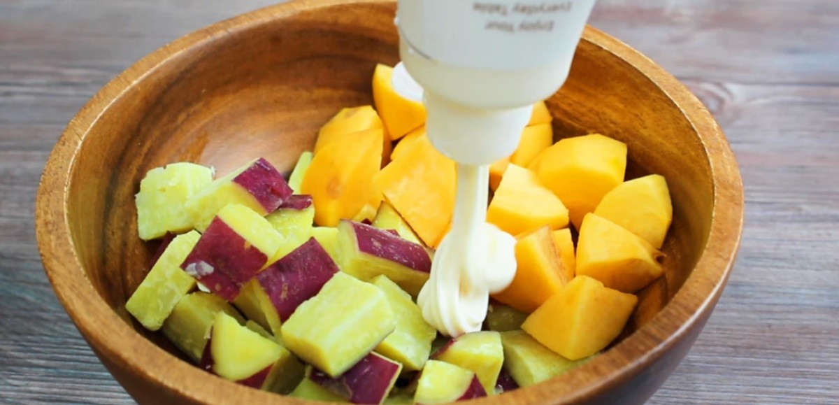 고구마에 마요네즈를 넣는 모습 / 유튜브 '집밥 korean home cooking'