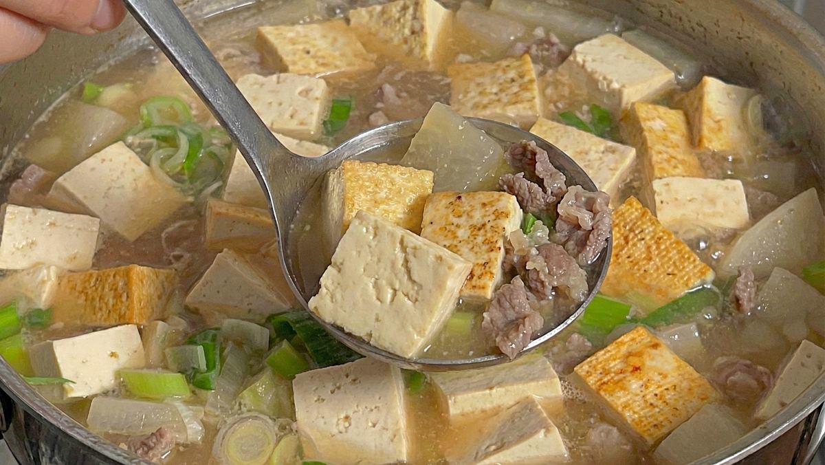 '종갓집 비법으로 끓인 탕국?!' 기사 내용 토대로 AI툴 활용해 제작한 자료사진.