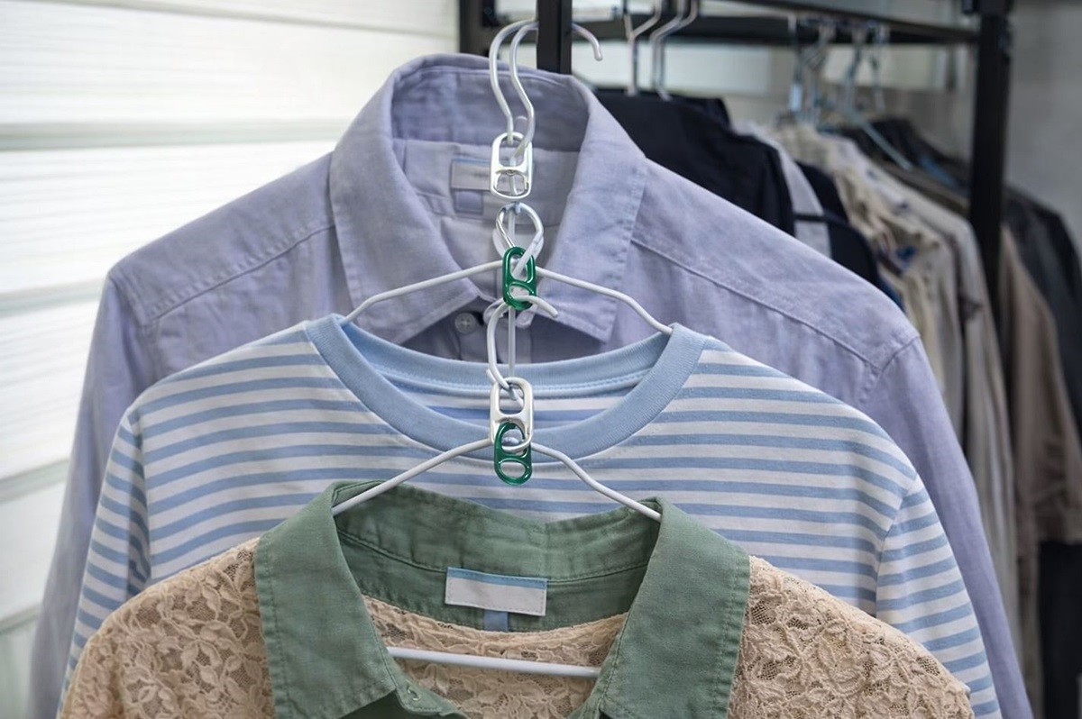 캔따개를 옷걸이에 걸어 여러 옷들을 연이어 걸어둔 모습. 공간 절약을 위한 생활꿀팁이다. 기사 이해를 돕기 위해 AI를 활용해 제작한 자료 사진입니다. 실제 모습과 다소 차이가 있을 수 있습니다.